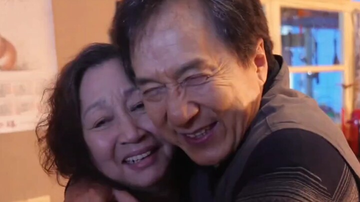 71岁成龙和75岁的师姐元秋合作，包租婆风采依旧