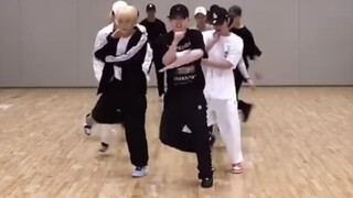 次人编舞的逆天走位，一般人还真模仿不来#seventeen #kpop #jun #hoshi #woozi