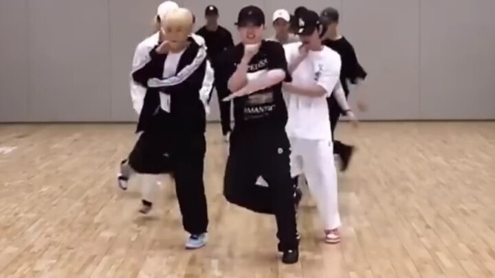 次人编舞的逆天走位，一般人还真模仿不来#seventeen #kpop #jun #hoshi #woozi