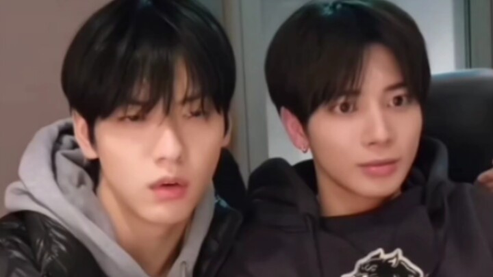 【TXT】أخوانا يضحكان حتى الموت أثناء مشاهدة فيلم رعب: واحد عينه بتضيق أكثر فأكثر، والثاني عينه بتتسع أ