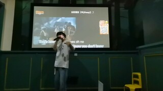 Bản cover "Sheep" của Trương Nghệ Hưng hát và nhảy tại một quán KTV ở trường trung học