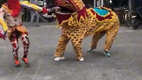 múa lân phiên bản cá trê