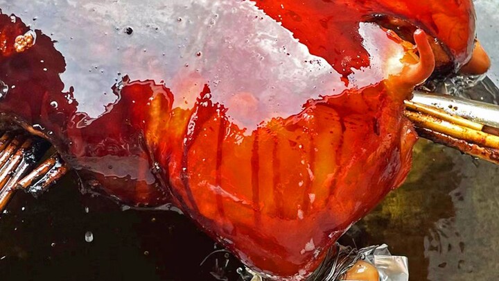 Memanggang babi guling di kantor adalah hak istimewa bos!