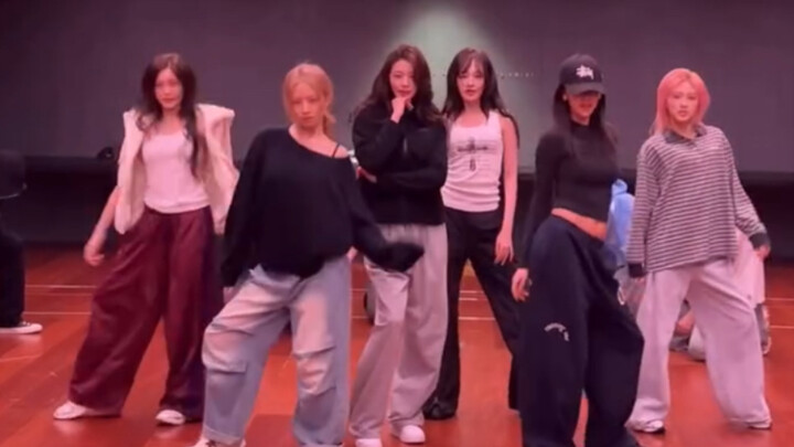 Đẹp trai hơn hẳn khi mặc đồ thường ngày và không trang điểm: Huấn luyện viên biểu diễn của IVE, Sime