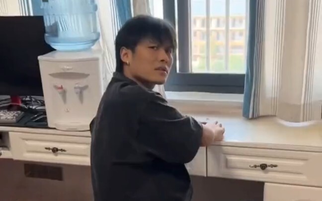 كل مرة أقوم بها بالعمل وأنا أضحك، ههههه