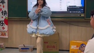 رقصة حفل رأس السنة للصف الثالث الثانوي