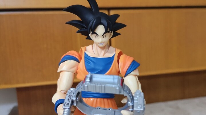 [Stop-motion animation] Goku transforms into Kamen Rider faiz