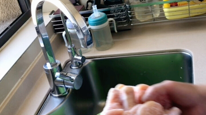 أحيانًا أكون مستعجلة واللحم لم يذب الثلج عنه بعد، وأخاف أن لا أكفي الوقت لتحضير الطعام. لذلك سأعلّمك