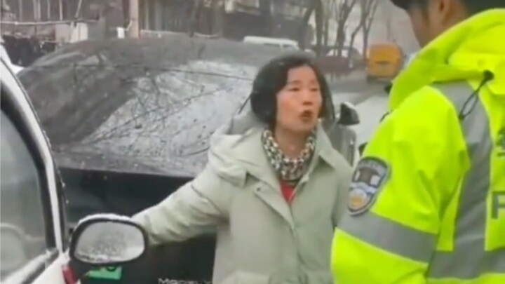 After the auntie realized there was a camera behind her, she felt like the sky was falling.