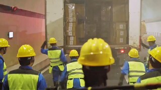 Con cú bị phát hiện đang vận chuyển hàng hóa và muốn chặn lại rồi mang chúng về giữa đường.