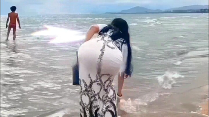 Sexy Walking on the Beach 🌊 | 在海滩上漫步 @mianiyla