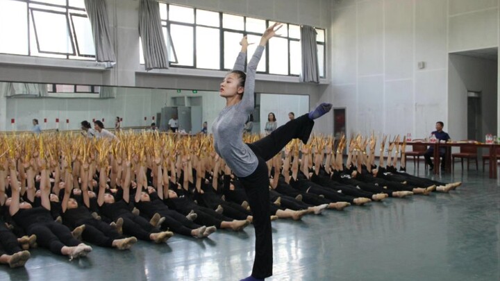 Chinese young dancer Li Yiran improvised "Do You Know?" and rehearsed "Thousand Hands and Thousand E