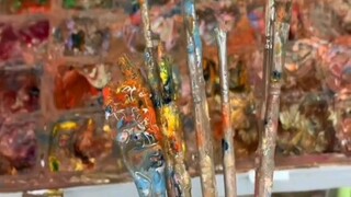 Sinh viên mỹ thuật là thế đấy. Người có thể bẩn, nhưng tranh thì không thể bẩn.
