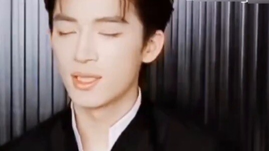 Sialan! Kita tidak terlihat seperti saudara kandung di kehidupan nyata? Siapa yang bertanya padamu? 