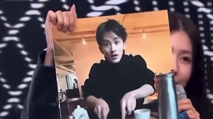[Mark Lee] So embarrassing... What is it like to have the photo of the dream girl pulled in front of