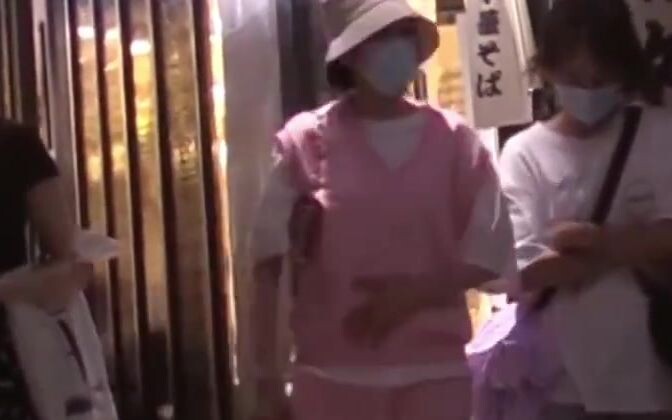 Dilraba was secretly photographed by paparazzi again! After eating, I touched my belly, imitating th