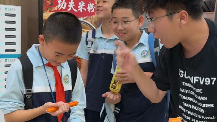 Tìm một đứa trẻ để giả vờ là anh ta sau 20 năm nữa