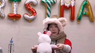 跟着玩偶扭的彩演 太cute了吧