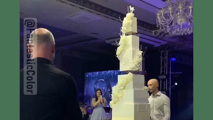 Bánh cưới trong lễ cưới bất ngờ bị đổ, thế nhưng chú rể lại rất thản nhiên!