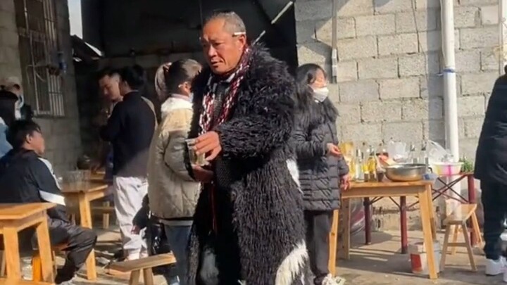 “G-Dragon Liangshan Fenlong”, di acara makan malam seorang paman mengenakan mantel model yang sama d