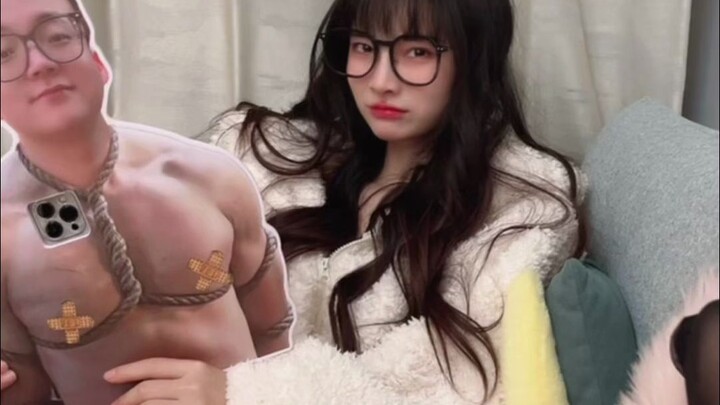 Cô ấy có vẻ khá thích những ốp điện thoại này đó.