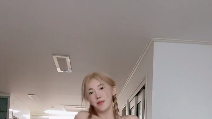 "สาวผมหางม้าคู่วัยเยาว์"