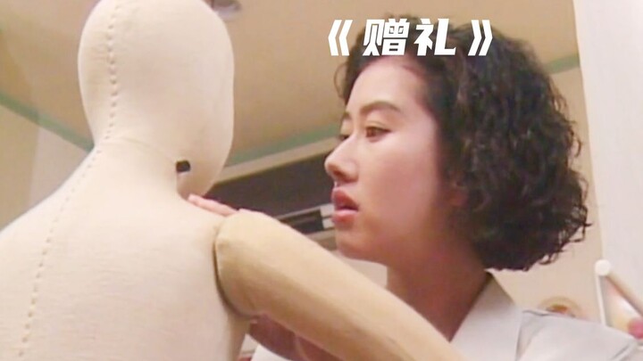 Seorang wanita menekan tombol pada boneka itu, dan tiba-tiba muncul sebuah keajaiban! “Hadiah”
