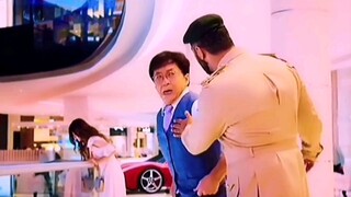 مرحباً: هناك سلالم هناك. جاكي شان: حسناً، رائع. هذا الدرج أنهى حقبة.