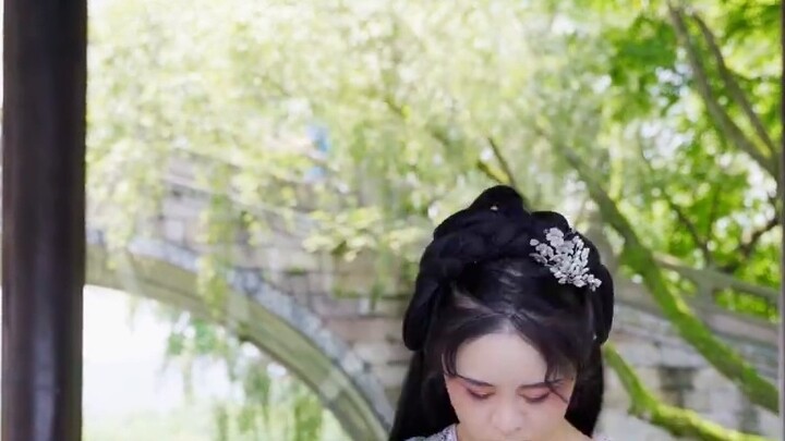 A song of surprise, graceful as a swimming dragon - a powerful nobleman