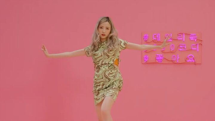Hirari Honda – Commercial for Abc mart x New Balance 530