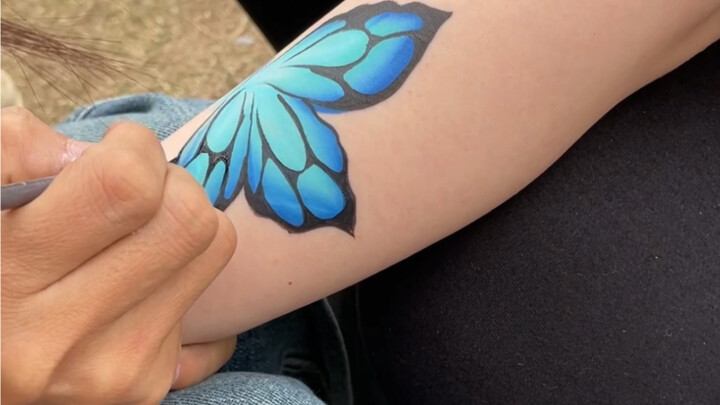 Body painting at a street stall is really loved by everyone!