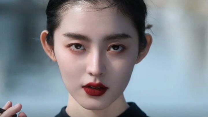 Eyebrows like verdant hills in a cluster, eyes like shimmering ripples stretching wide.