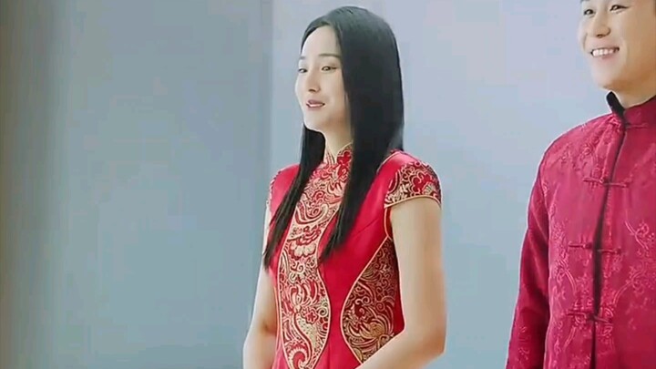 The college entrance exam teacher wears a cheongsam and a mandarin gown, symbolizing an auspicious s