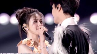 【白鹿✖范丞丞】“特意换手拿话筒 只为牵住你”
