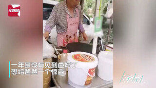 女儿1年后回家假装路人买父亲的煎饼 称想给一年多没见的爸妈一个惊喜