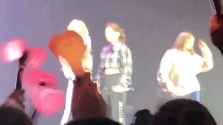 【BLACKPINK】Jennie脱掉Rose的衣服！这是在干嘛？？？