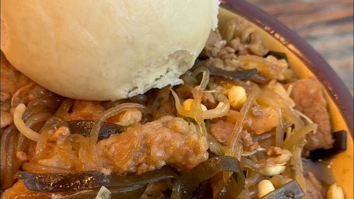 الطقس بات بارداً، حان وقت ظهور طبق "أو تساي" الشعبي في خنان! الأخوان دعوا الجيران لقلي "ميان تو" وطه