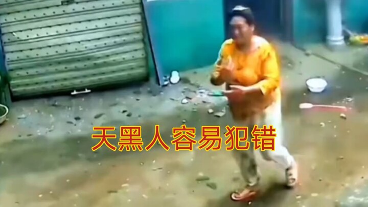 大娘头上甚至还顶了个白菜叶