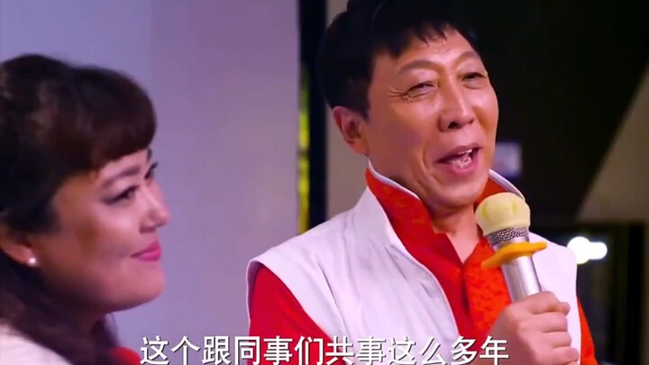 Vợ giận dỗi đòi ly hôn, vừa bước ra khỏi phòng đăng ký kết hôn thì ông già liền đi chơi cho đã đời.