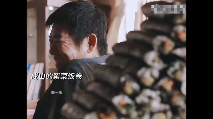 Cơm càng nấu càng nhiều, sao xếp chồng cao thế này được nhỉ?