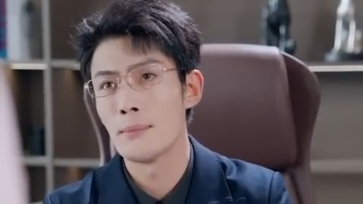 Sekretaris yang ceroboh mencium CEO yang fobia kuman pada hari pertamanya