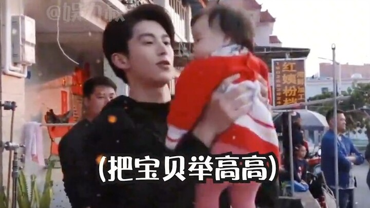 Vương Hạc Đệ bế em bé như đang chơi đồ chơi, cứ như có thể hình dung được dáng vẻ “soái ca bố trẻ” c