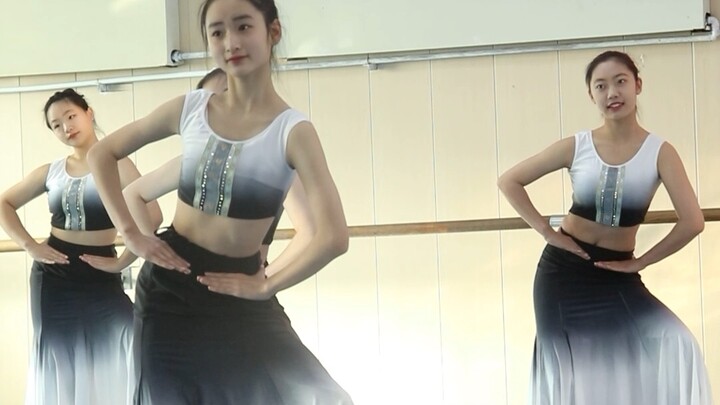 舞蹈生已经决定了走专业的话越早考越好，杨欣彤初中毕业来的