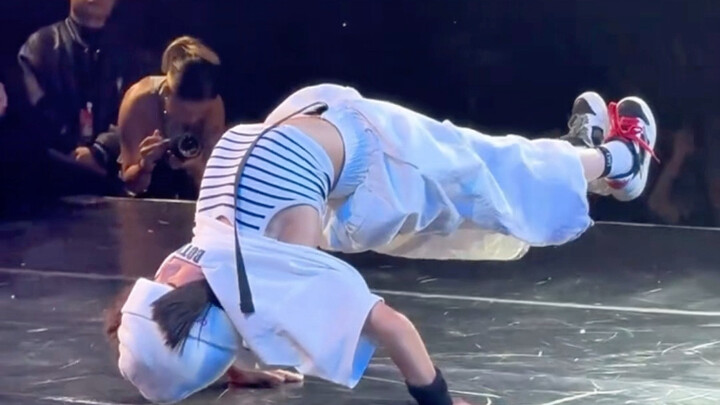 Cô bé 8 tuổi nhảy hip-hop tài năng xuất chúng, chiêu cuối thật siêu phàm!