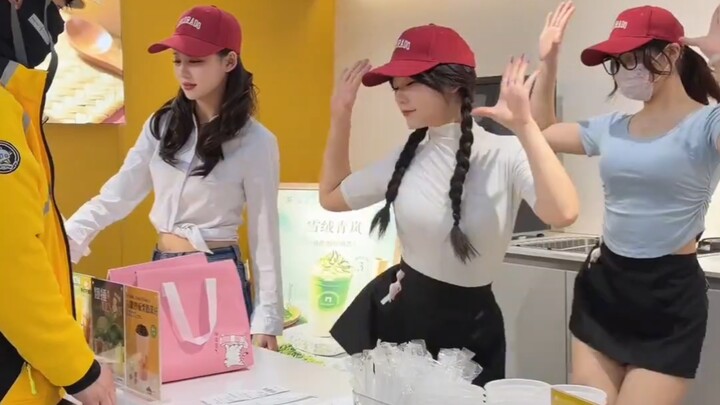 [Xiao Li] Your milk tea is still being shaken!