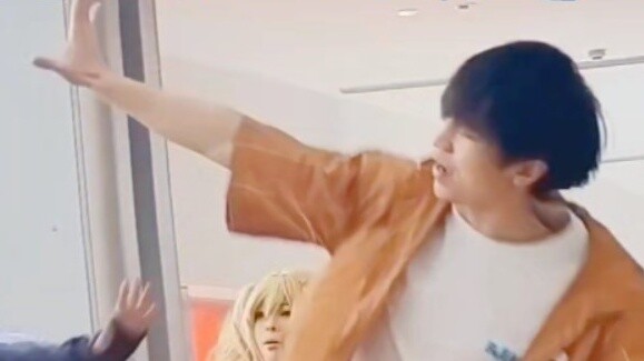 【เป่าซี】ใครกำลังติดตามฝูงชนในห้างสรรพสินค้า? - -