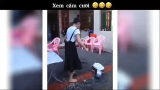 Xem cấm cười