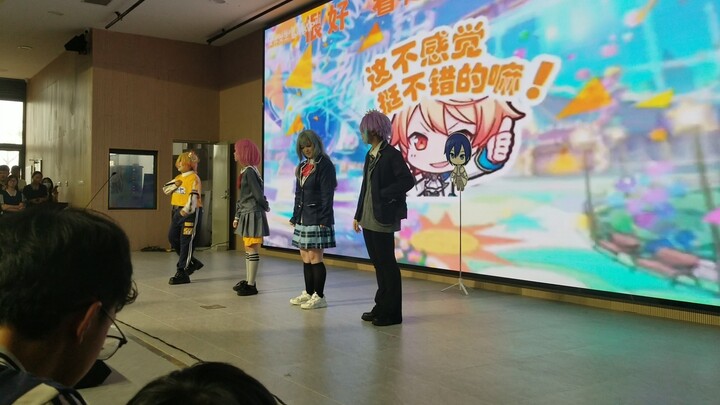 A classmate at the school graduation ceremony does the “Gas” house dance?!