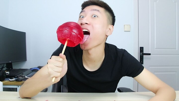 Một cây kẹo mút nặng một cân, đố bạn bao lâu mới có thể liếm hết nó đây?