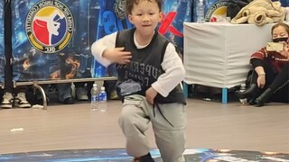 The six-year-old street dance prodigy from Hebei has superb dancing skills and he has a perfect gras